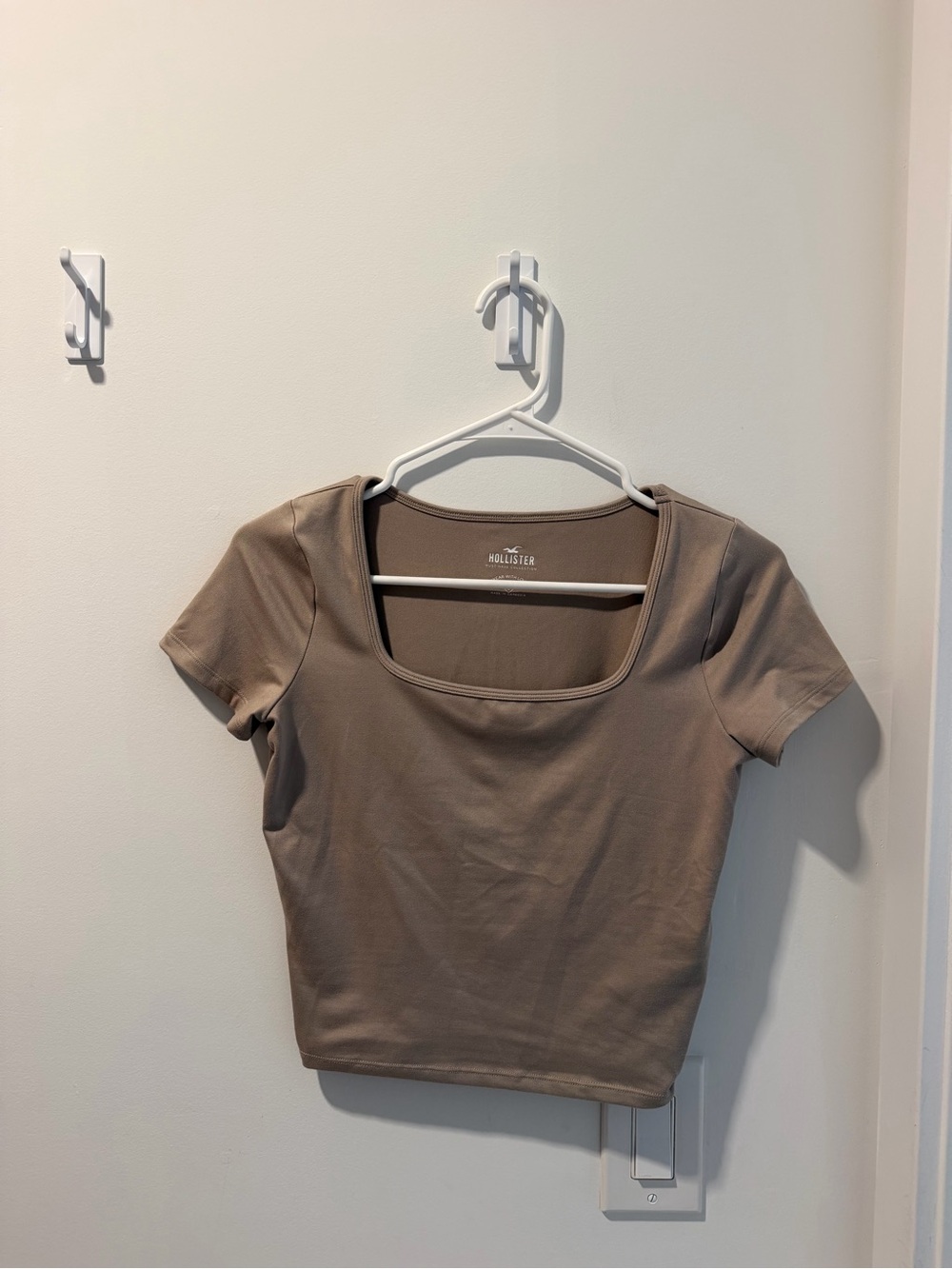 Hollister Square Neck Cropped Tee in Taupe